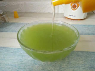 黄瓜蜂蜜梨子汁,加入适量的蜂蜜，搅拌均匀即可