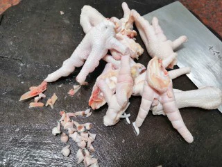 美味小吃,老坛酸辣鸡爪,切鸡爪脚趾,切小块
