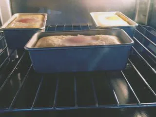 韩国街边快手小吃—鸡蛋面包,这是烤了15min的，此时鸡蛋是半熟的，流心那种哈，喜欢这种的就可以出炉了