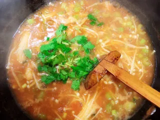 番茄金针菇汤,撒上香菜末即可出锅了。