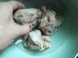 山药黑豆滋补汤,捞出清洗一下。