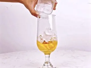 你爱我还是“它”，让你无限热爱的果咖向你奔来,倒入适量冰块