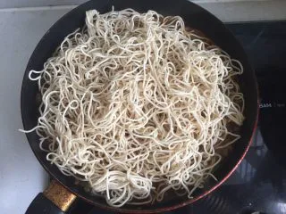 超级下饭的豆角焖饭，爱吃面食的北方人不容错过,把面条均匀的铺在豆角上，建议用不粘锅，刷锅省心。