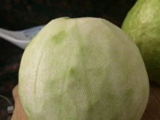 甘草水果～潮汕小吃之一,削皮。