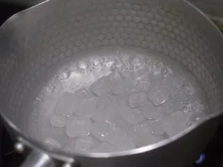 老北京小吃之冰糖葫芦,锅里放20g冰糖,两倍的水熬糖。最关键的就是这个步骤,我尽量写详细,没有冰糖白糖也可以,原理是一样的。