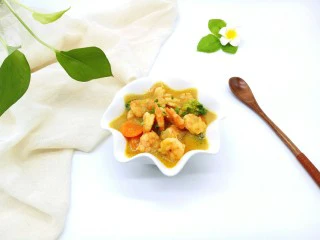 #东南亚风味的#椰汁咖喱虾,出锅将虾连汤一起盛入碗中。