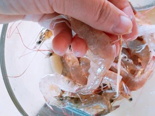 快手菜，肉丝豆芽爆海虾,用牙签挑出背上的虾线 