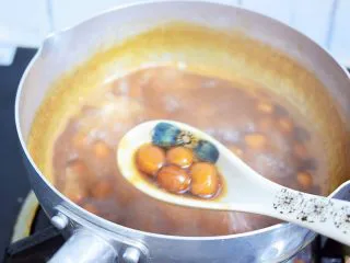 自制脏脏珍珠奶茶奶盖,锅中烧开水，再放入珍珠和20克红糖，中火煮20分钟