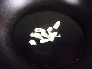 西兰花炒白玉菇,放入蒜片小火煸香