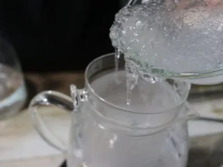 炎炎夏日养颜神器~枸杞红枣炖雪燕,持续饮用让你嫩爆天际,将洗净的雪燕放到炖盅。