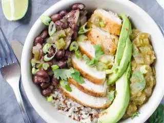 辣墨西哥风味蛋白质碗,在碗里撒上一点楔形鳄梨 。