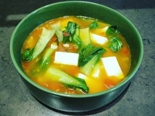 水晶豆腐番茄浓汤宝,倒入盆中即可食用了。