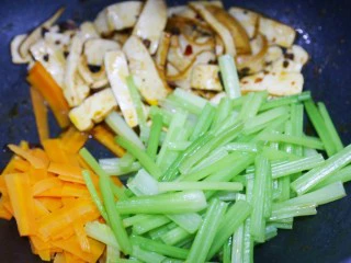 无敌下饭的芹菜炒香干,炒匀。