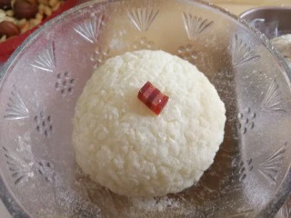 老北京小吃艾窝窝,最后粘上山楂糕做装饰,很漂亮😊。