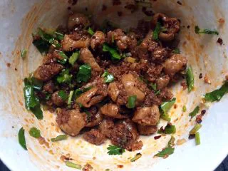 四川乐山名小吃—粉蒸肉卡饼,需要多少拌多少。