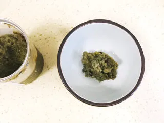 家乡小吃—焖子,舀两勺韭菜花酱倒入碗里