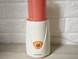 西红柿蜂蜜汁,套入机身按开始搅拌几秒钟的时间即可