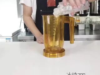 轻松get一杯高颜值夏日饮品,依次往搅拌机内放入，冰块、荔枝汁、竹蔗冰糖糖浆、天香茉莉茶茶汤、新鲜红心火龙果