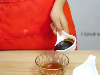 必吃的广东小吃——广州肠粉,倒入酱油