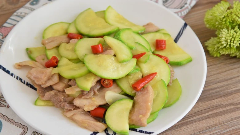 西葫芦炒肉片—从小吃到大的家常菜,简单易学哦