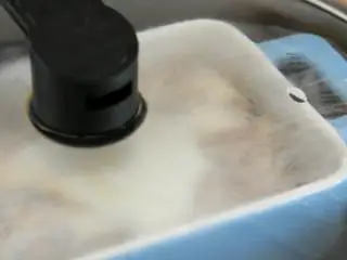 肉饼蒸蛋—从小吃到大的美味,移入蒸锅,大火蒸15分钟。