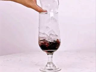 颜值高+口感好！微醺少女的甜美酒单，夏天喝这个就对了！,倒入适量冰块