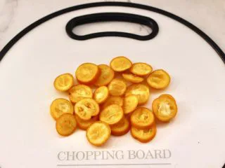 金燕耳金桔桂圆羹,把金桔洗净后去蒂,用刀切成薄片后去核。