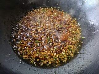 蒜蓉粉丝蒸扇贝,大火煮开至汤汁浓郁。