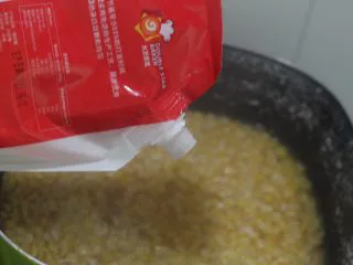老北京小吃之“豌豆黄”,小火煮到最后加白砂糖,糖的多少按照你的口味尝一下再酌情增减。继续煮到砂糖化开。