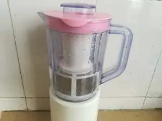 家乡小吃——姜汁红糖豆花,加入适量的黄豆和水