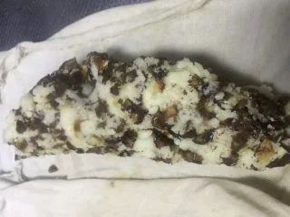 老北京清真小吃-糖卷果,将蒸好的卷果直接铺在寿司帘上,借用寿司帘将卷果弄紧实。此时的卷果比较烫,最好戴隔热手套处理。