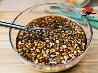 BBQ风味烤牛板腱,搅拌混合所有食材