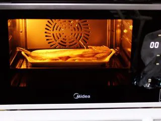 鲜美无比的粤式清蒸鲈鱼,蒸烤箱开启清蒸鱼的模式。