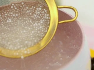 炎炎夏日，你一定要来一碗清凉又解暑的甜品！,煮1L水，把西米舀入锅中，使西米变软，呈现半透明状