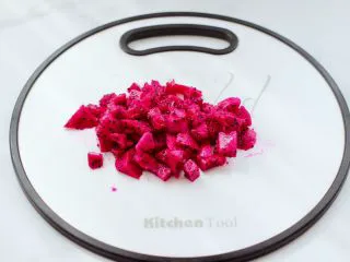 火龙果西米露,火龙果去外皮后，用刀切成小丁。