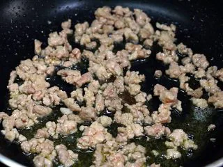 超下饭之红三剁,热锅温油，先放肉馅儿小火煸炒至变色。