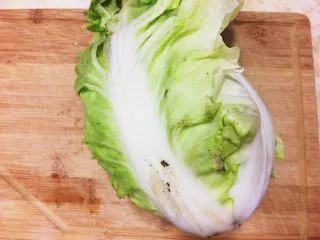 台灣傳統小吃 - 白菜滷,選一顆翠綠的白菜,摘下最外表的葉子不要