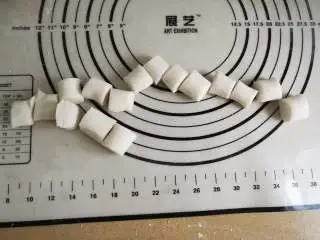 家乡小吃——小米,用刮板分隔成均匀小块,拇指第一关节大小即可