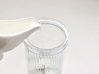 蔓越莓沃柑冷萃果茶,搅拌杯中倒入100毫升纯净水。