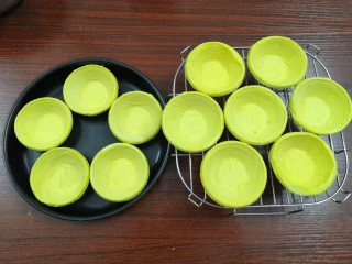 小吃蛋挞，既可作为早餐又是下午茶,拿出蛋挞皮（盏）解冻