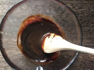 街头风味东北烤冷面,辣酱和甜面酱混合均匀