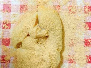 北京小吃·驴打滚,面团放在黄豆粉上。再筛一层黄豆粉。