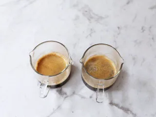 奥利奥海盐奶盖咖啡,放凉备用