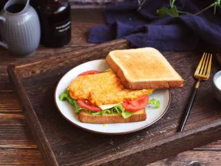 冬阴功风味蒸烤鸡胸佐时蔬配吐司切片,可以品尝了，我最喜欢的三明治，做起来超级简单，三五分钟就能轻松搞定。