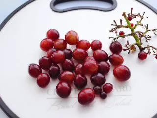 蓝莓葡萄甜汁,把洗净后的葡萄,去掉葡萄根和不用的杂质。