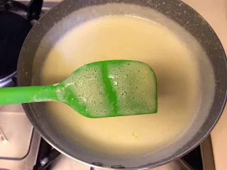 水果之王《榴莲雪糕》【冷饮甜点】,手指划过刮刀,有明显痕迹,关火。