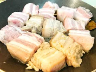 老上海风味的红烧肉,下入肉块,小火慢煎