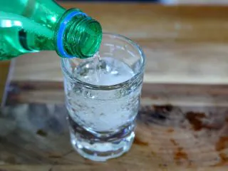 英式水果鸡尾酒Pimm's,6.再量取90毫升的雪碧(sprite)或通宁水(tonic water)。 注:Pimm’s酒和汽水的比例一般是1:3 。