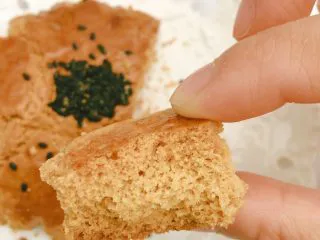 从小吃到大都吃不腻的黑芝麻桃酥,这样做出来的桃酥非常酥,而且不散,使劲掰才能掰开,和小时候吃的桃酥味道一模一样,关键是太香了,宝贝一口气吃了最大的一块还要吃,根本停不下来……