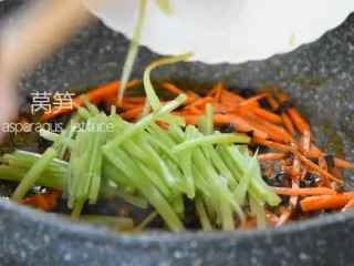 一学就会的“鱼香肉丝”做法,依次倒入黑木耳丝,胡萝卜丝,莴笋丝